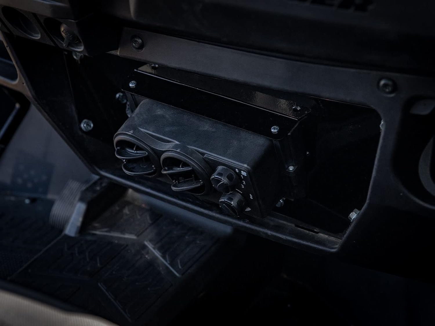 Cab Heater with Shutoff Valve, 3.4 Amps at 13.7 Volts, Includes Defrost Hoses and Vents X146898